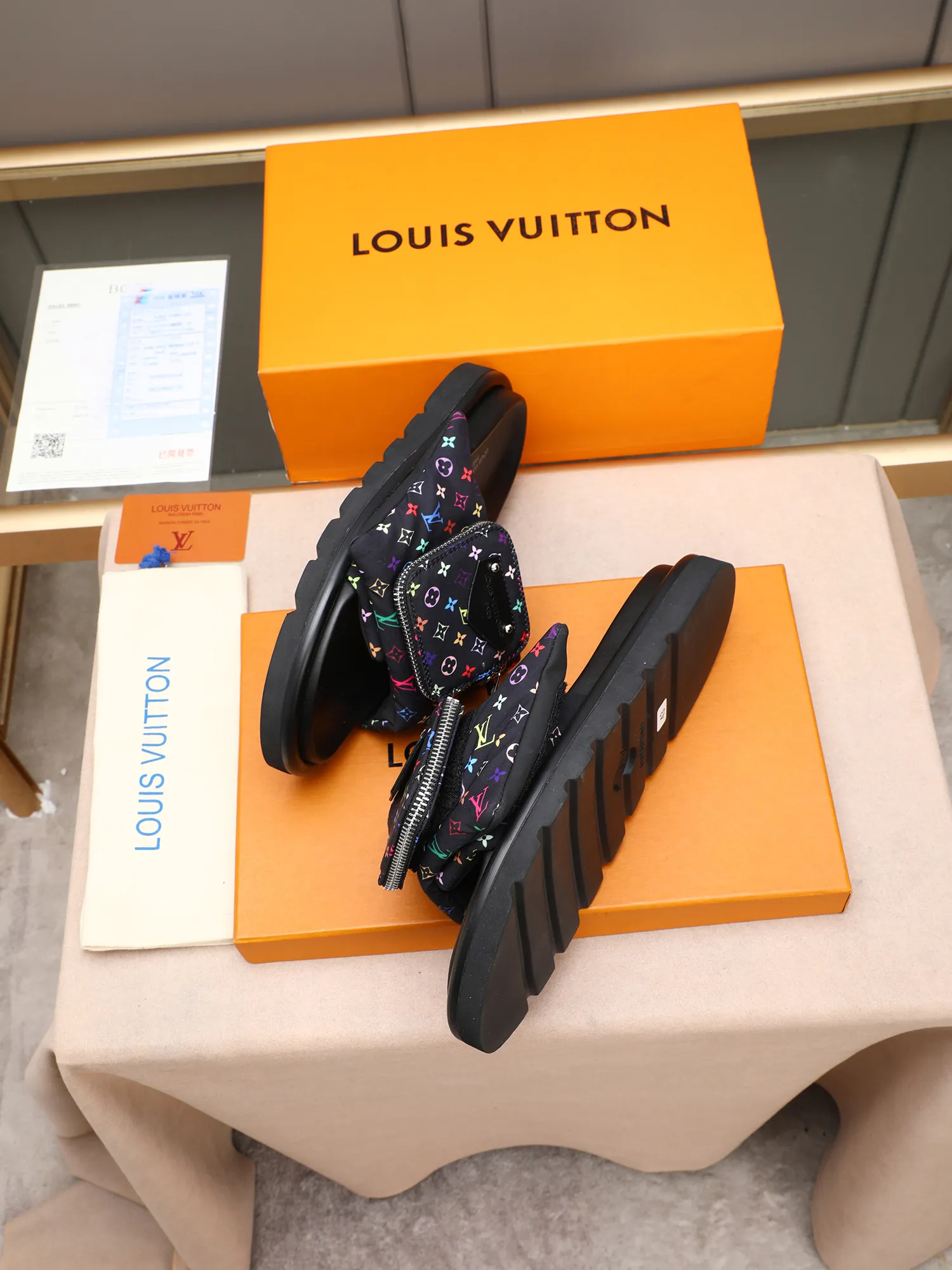 PP400 couple model with drawer box [LOUIS VUITTON] Louis Vuitton, the latest LV official website printed wallet and men's and women's slippers🔥🔥🔥 are now on the market. The drawer box is packed with cloth bags and cards. The upper pattern looks very soft and waxy, and it is a super versatile leg slimming tool. Fabric: Imported denim/down silk cotton embossed, official website pattern printing, lining: water-dyed sheepskin down filling, comfortable to wear, feet: high elastic PU water table. Sole: foam sole, heel height: about 5cm. Size 35-46, 35, 45 and 46 are custom-made and cannot be returned or exchanged. Color: multiple colors available.